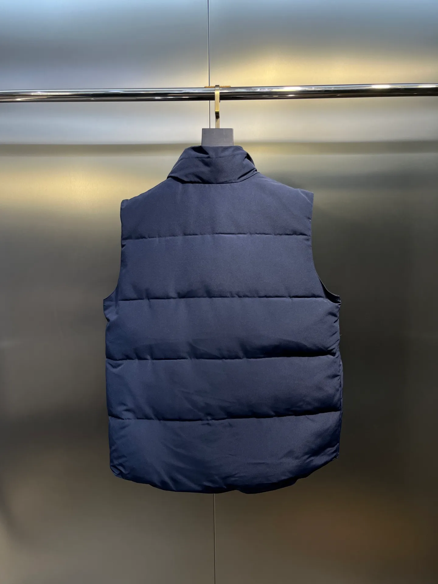 P380 🇨🇦Canada Goose""🇨🇦🌟 Garson down vest has always been recognized as the warmest down jacket. Various Instagram celebrities, Internet celebrities, and celebrities often wear it for street photos. I make Canada Goose every year, but I still can't get rid of my love for it. No matter how cold the days are, there is no need to be afraid, because there is! Filled with 90% white duck down, it is the legendary warmest down jacket and is known as a must-have for Arctic outdoor sports! The most popular down jacket in the world, celebrities are rushing to buy it, it is a must-have!  Size: XS to 2XL
